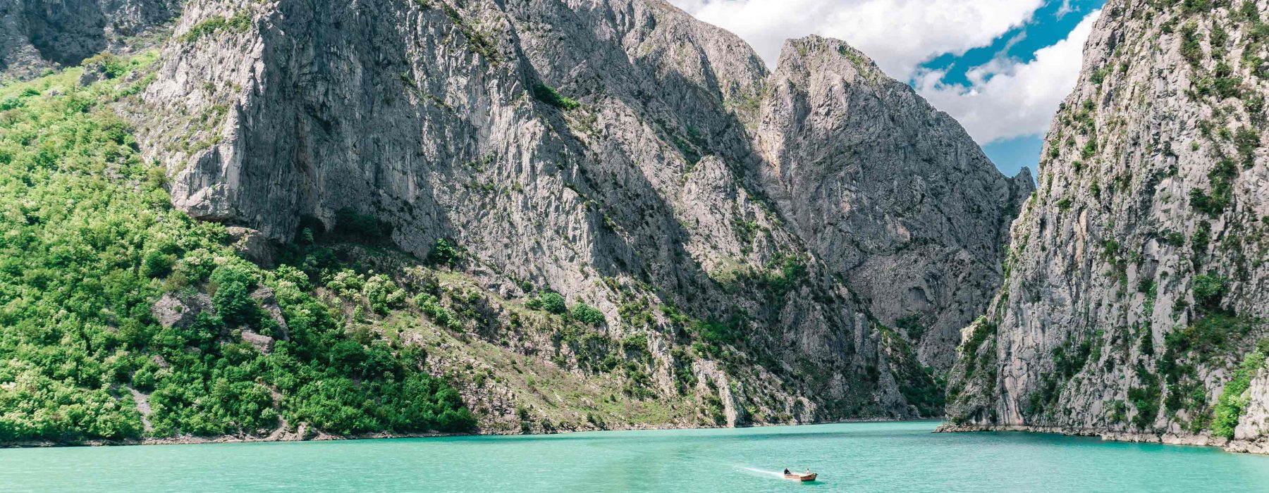 Albânia – “O albanês morre, mas não quebra a sua palavra”